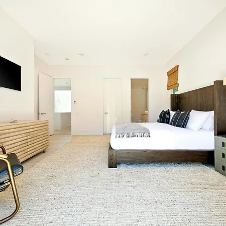 Readhostprofile Before Request! # Luxury 6-bedroom - Pool Apartment